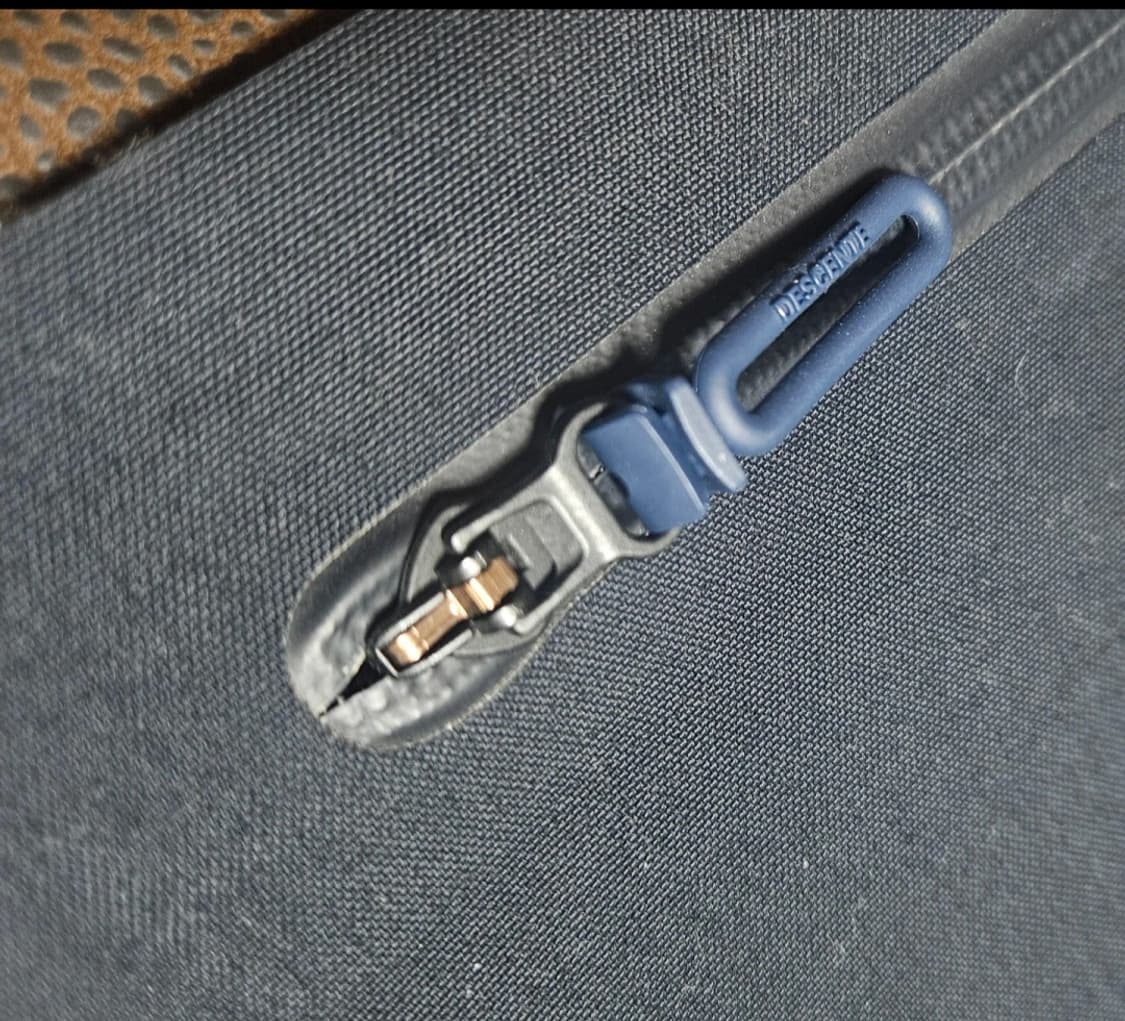 데상트 얼터레인 3L방수 노트북 네이비 파우치(일본판)
 상품이미지5