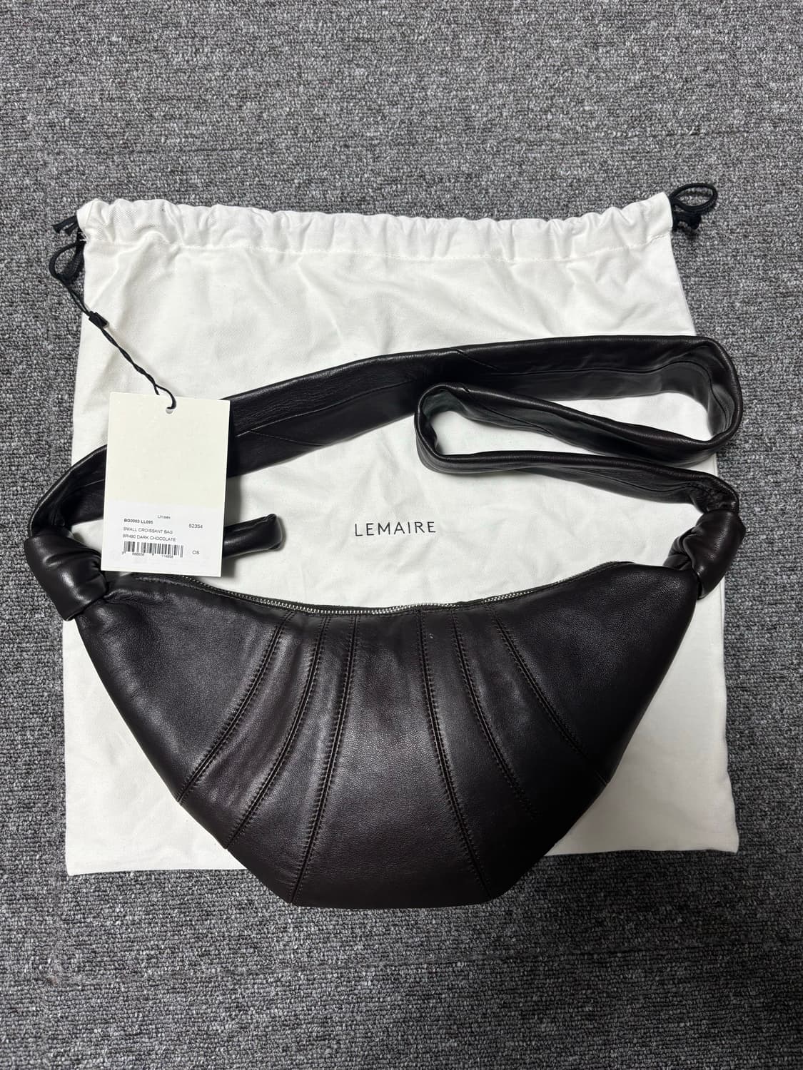 르메르 스몰 크루아상 백 다크 초콜릿 상품이미지1