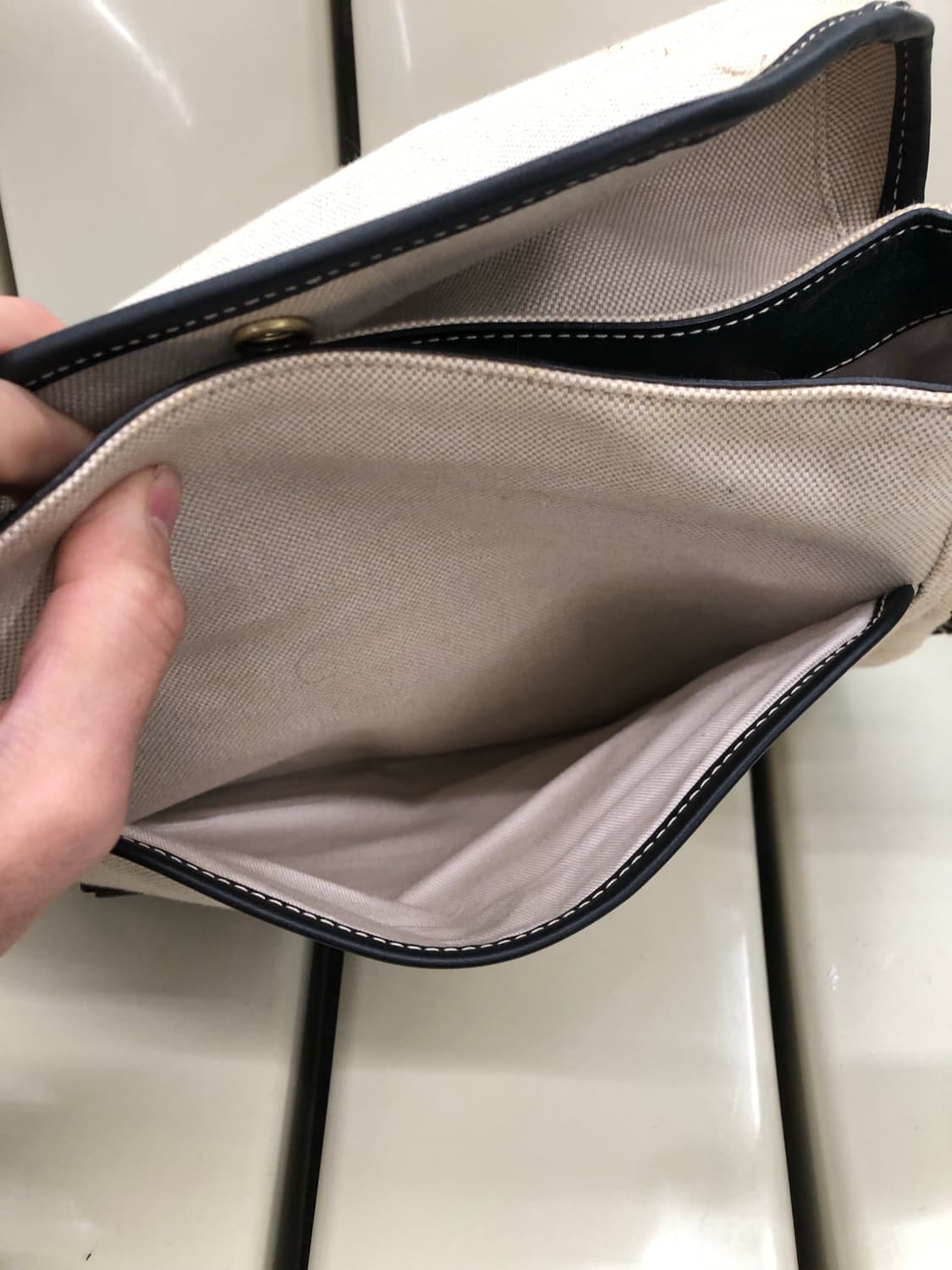 헌팅월드 캔버스 크로스백 상품이미지5