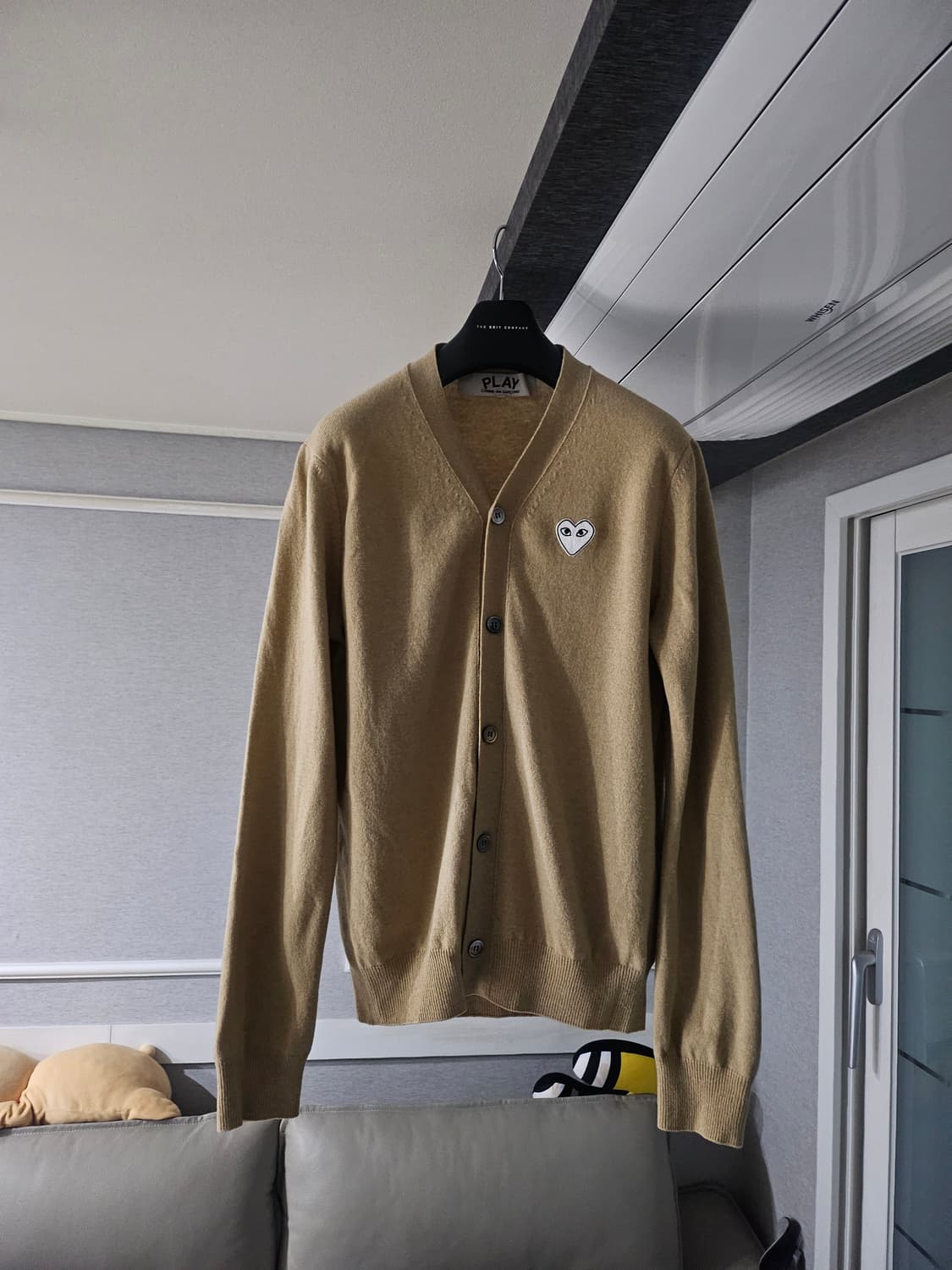 [거의 새것] 꼼데가르송 화이트 와펜 니트 가디건 L 상품이미지1