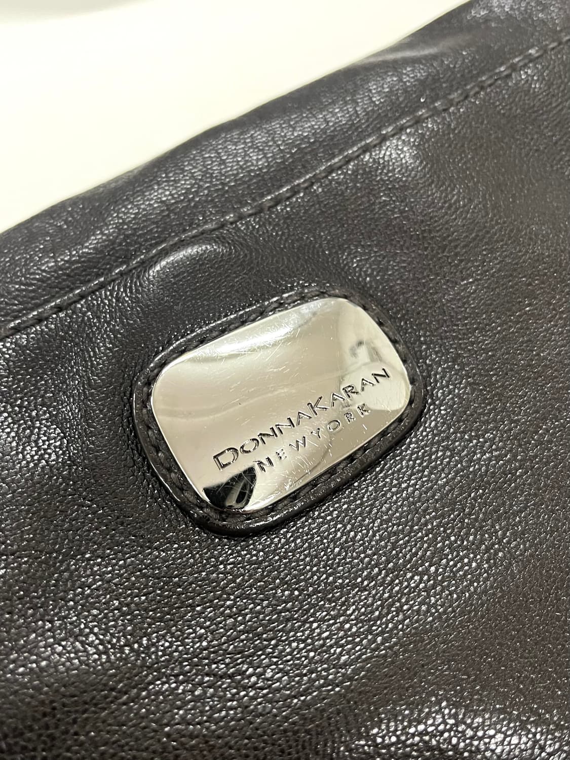 도나카란 컬렉션 지퍼 레더백 상품이미지9