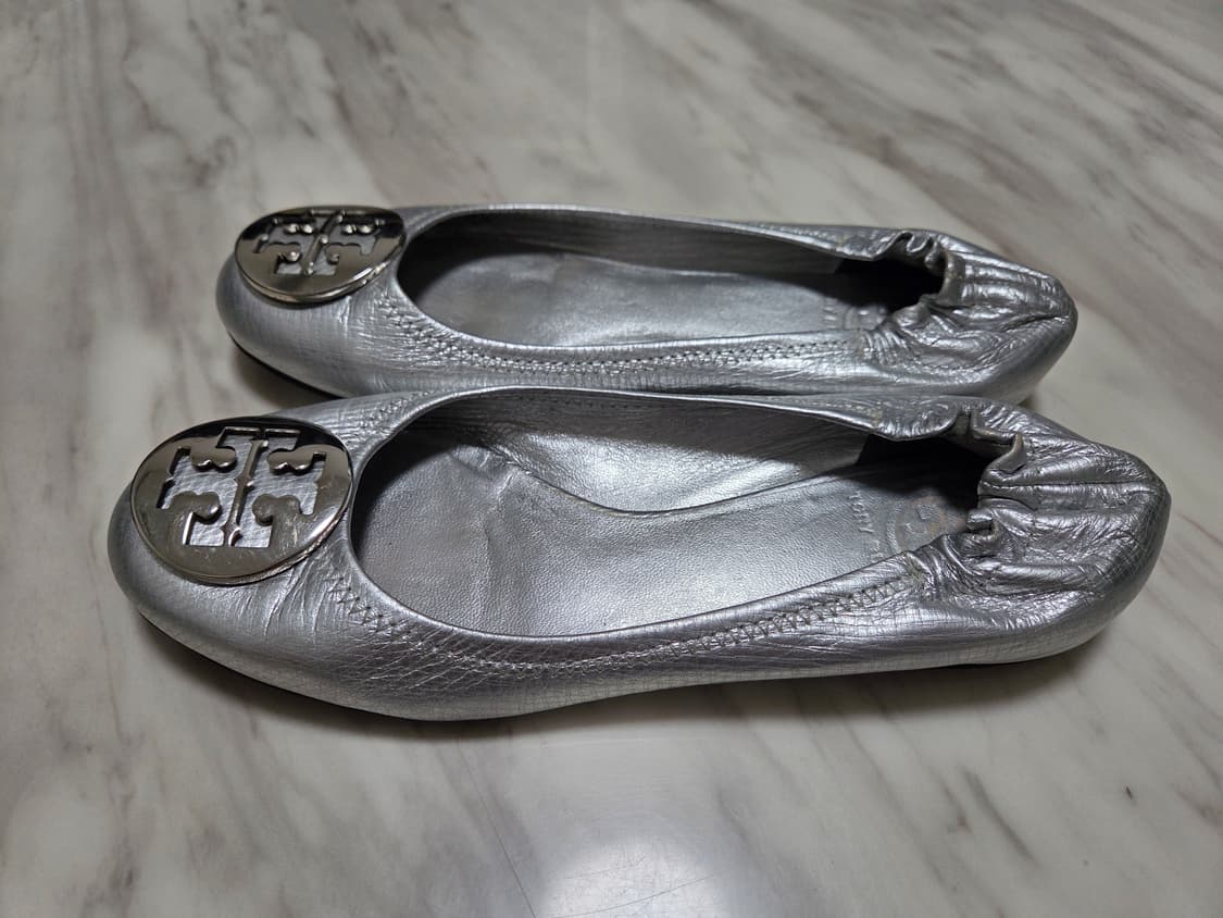 토리버치 메탈릭 실버 플랫슈즈 상품이미지3