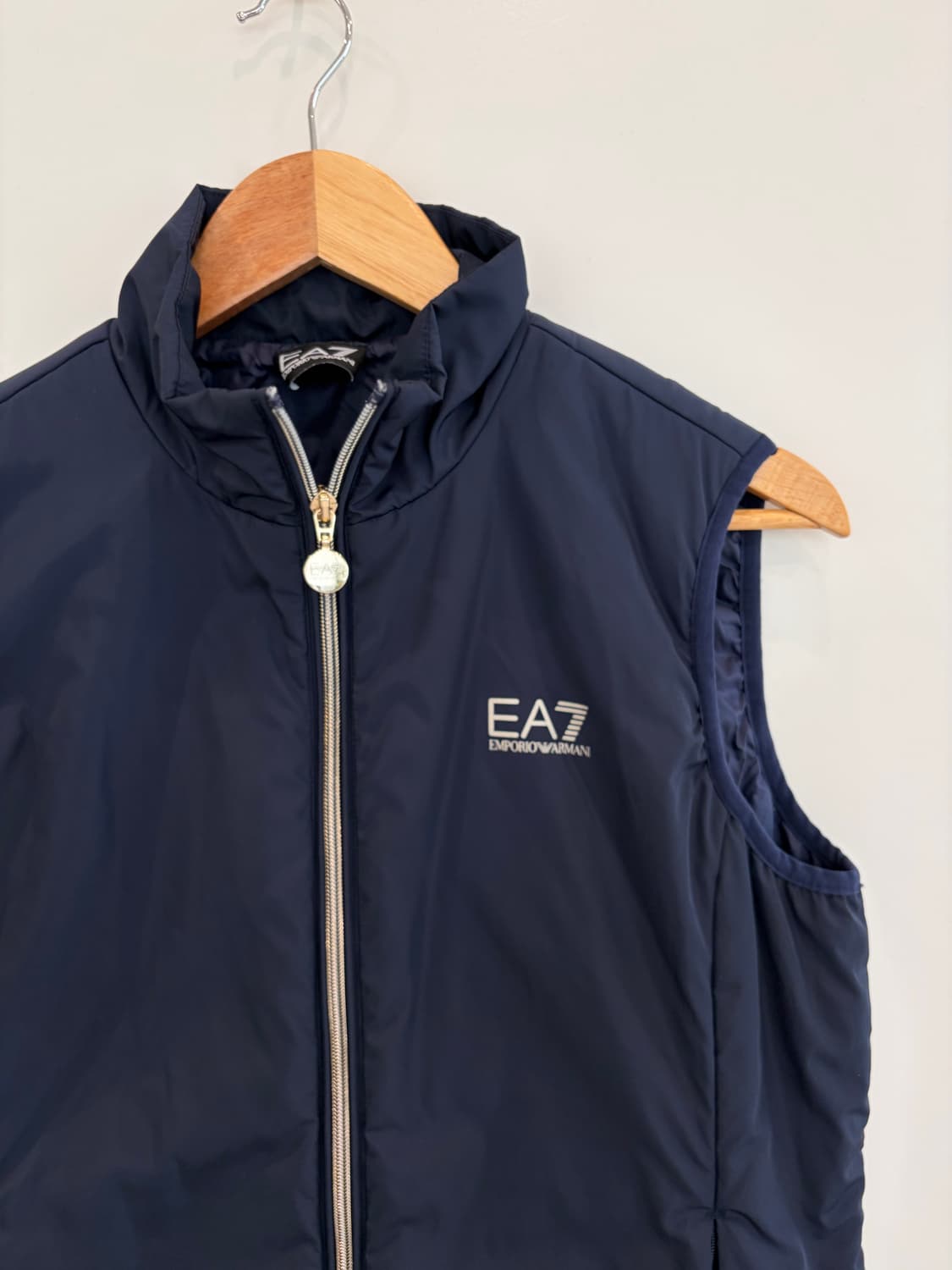 엠포리오 아르마니 패딩 조끼 네이비 상품이미지2