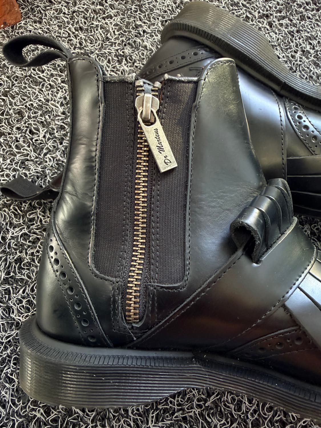 닥터마틴 티나(TINA) 블랙 첼시 부츠 - 브로그 스타일 상품이미지5