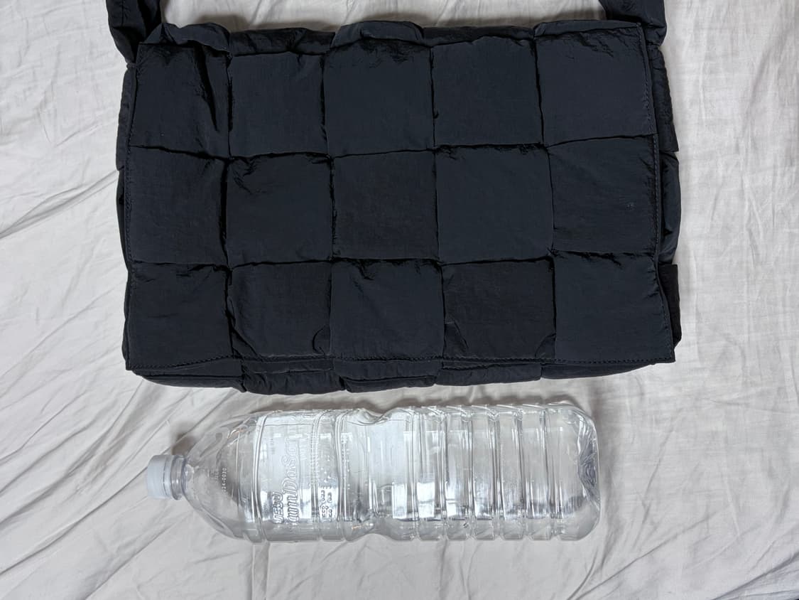 보테가 베네타 패딩 카세트백 블랙 라지 상품이미지2