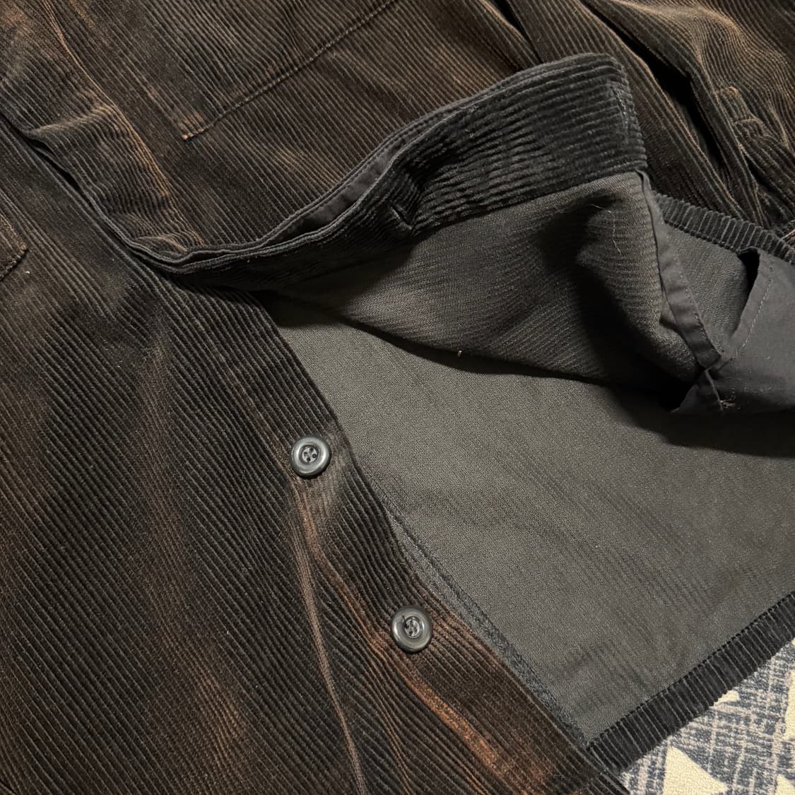 칼하트 WIP L/S 코드 코듀로이 셔츠 블랙 에이지드 워싱 상품이미지3