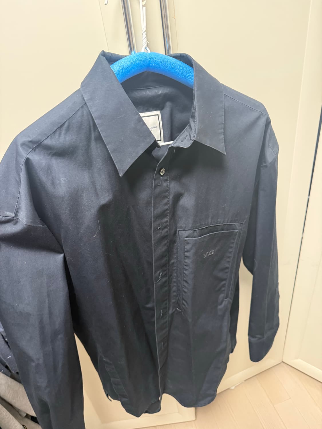 우영미 백로고 블랙셔츠 48사이즈 24ss 상품이미지1