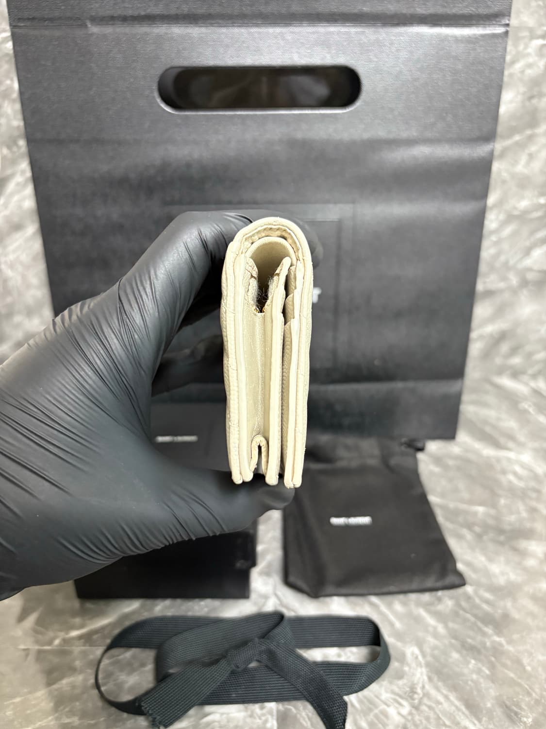 입생로랑 마틀라세 금장로고 반지갑 상품이미지7