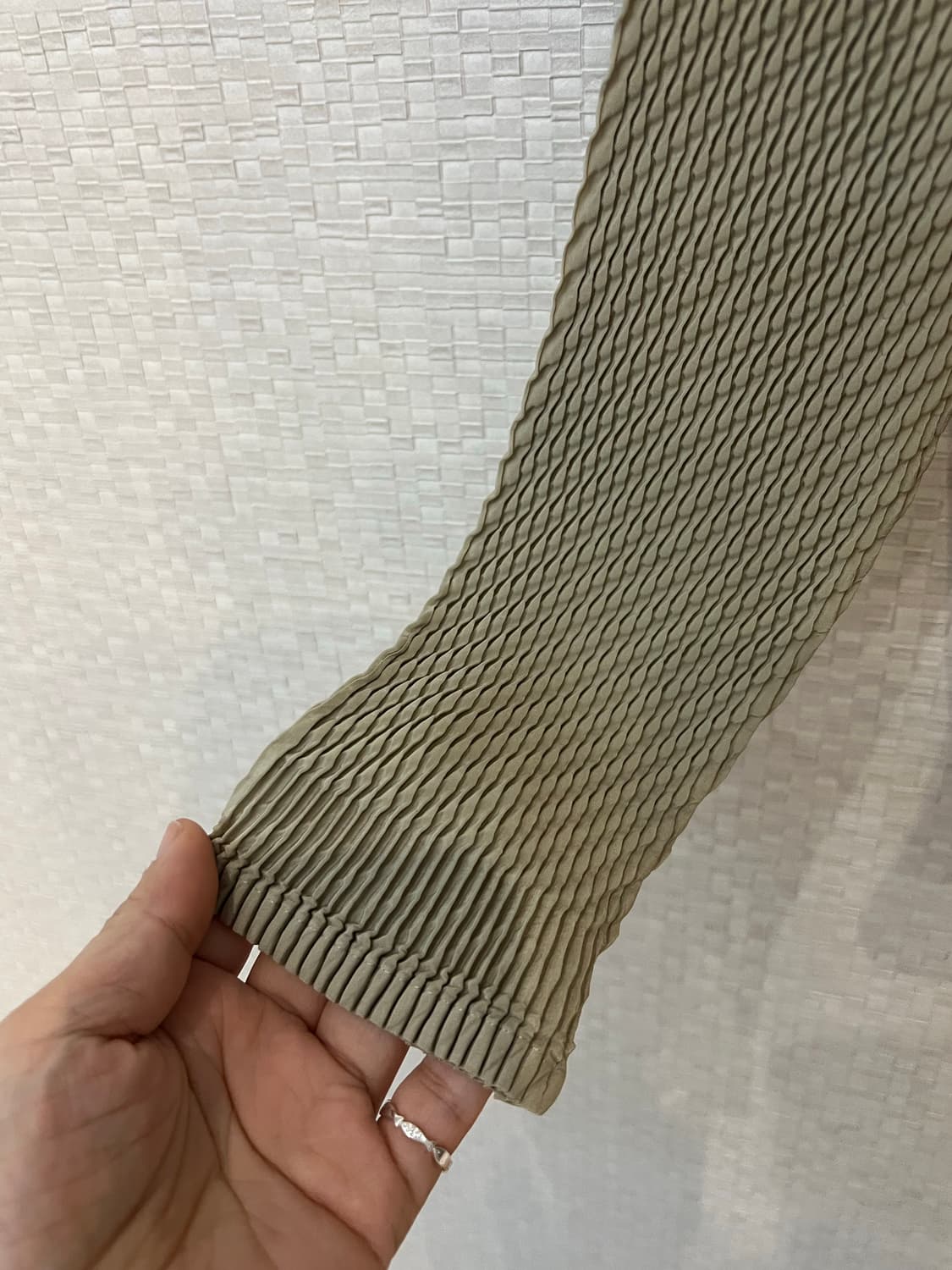 이세이미야케 롬버스 가디건 애쉬 베이지 상품이미지5