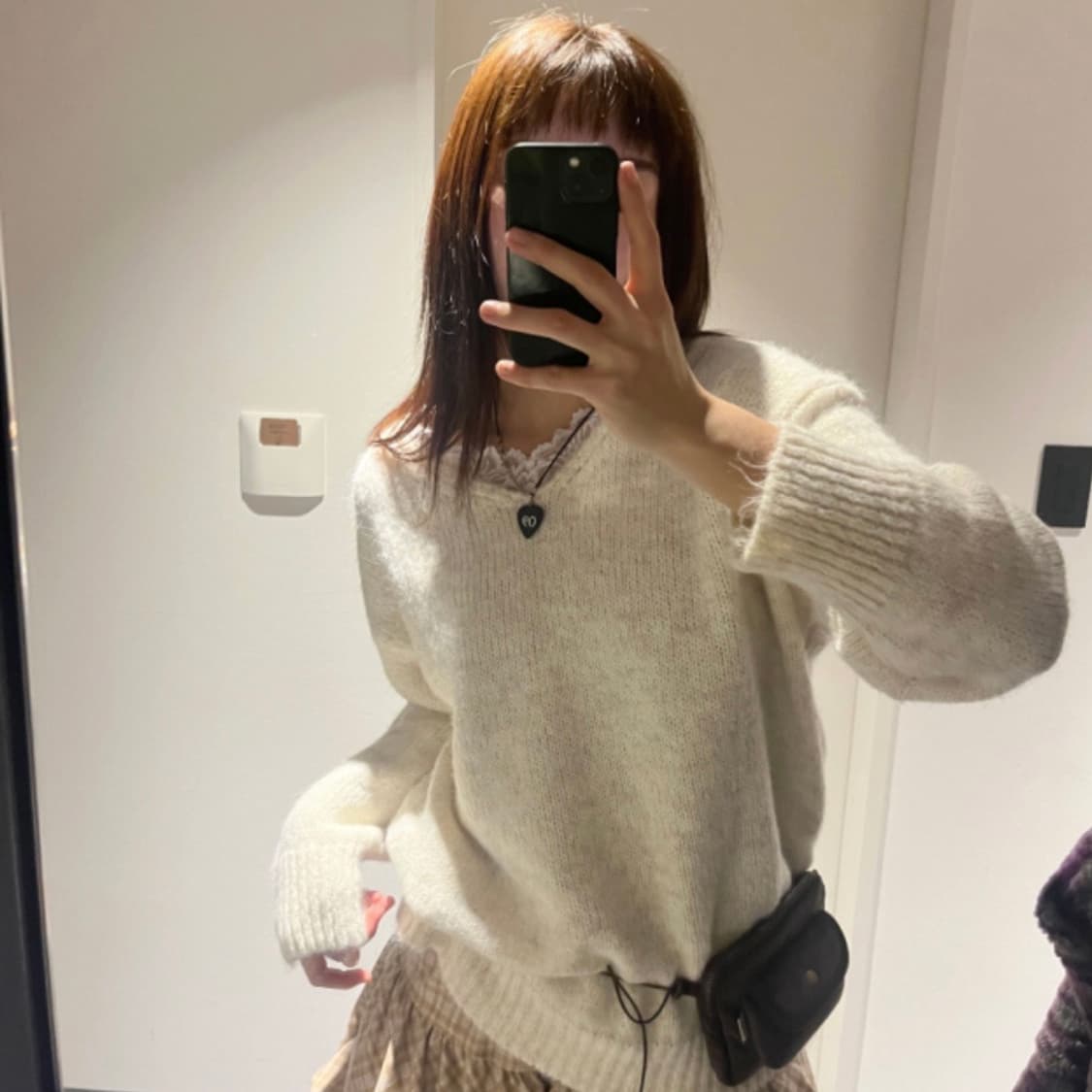 김아홉 |  브이넥 레이스 니트 상품이미지1