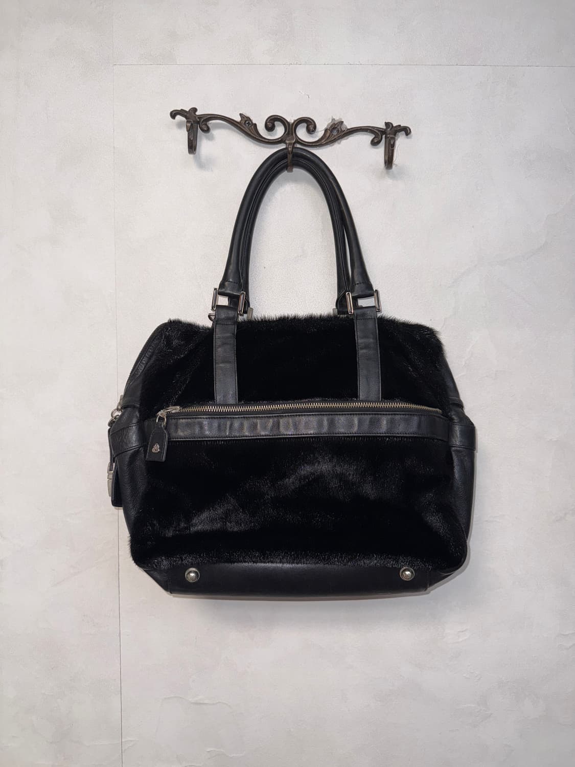 Black fur two ways buckled tote bag 상품이미지4