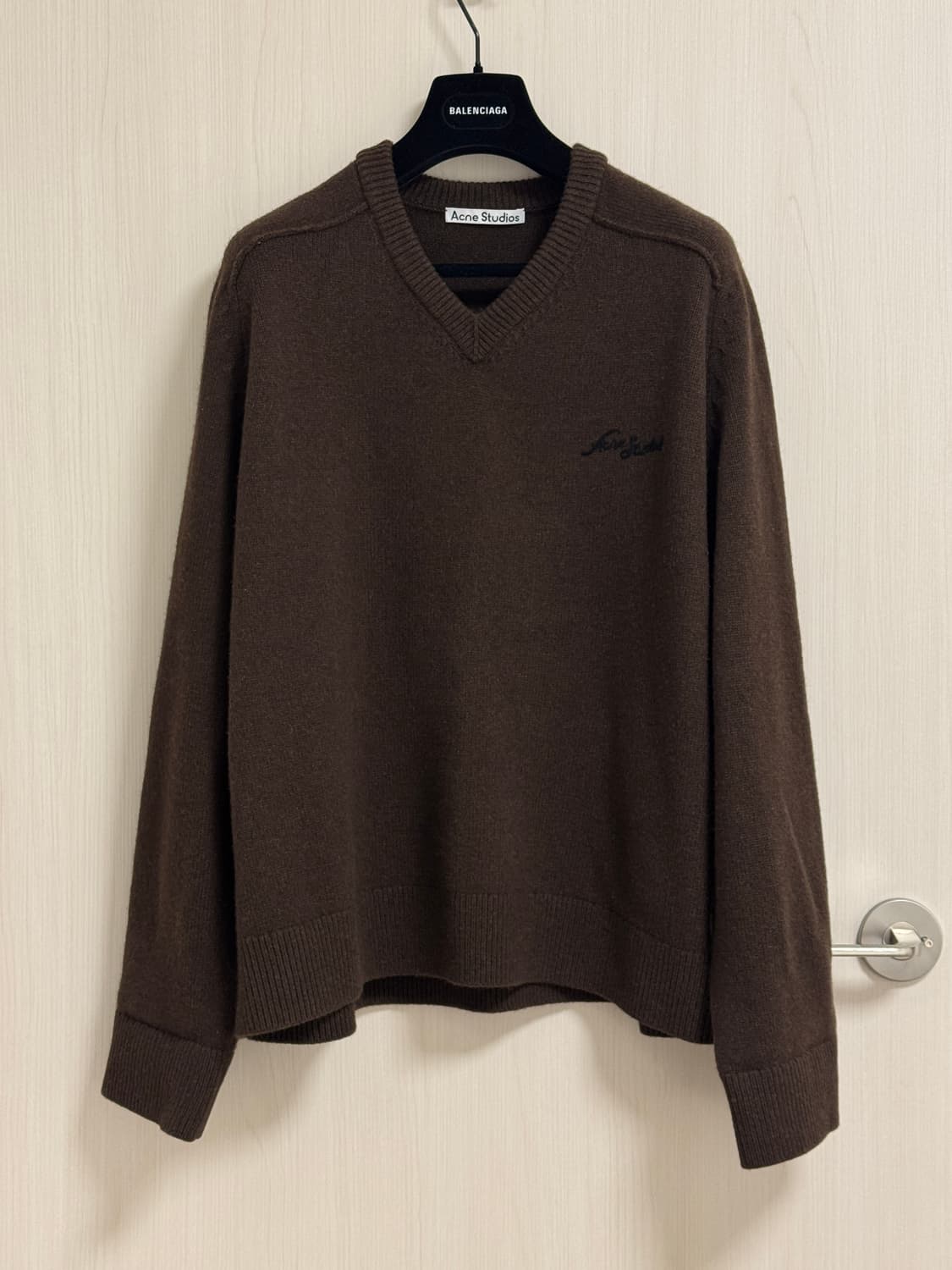 아크네 브라운 V넥 스웨터 상품이미지1