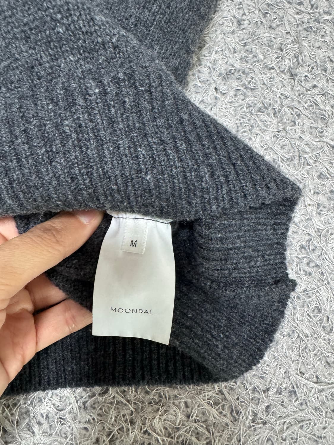 문달 24 Deep V-Neck Knit 브이넥니트 차콜 상품이미지3