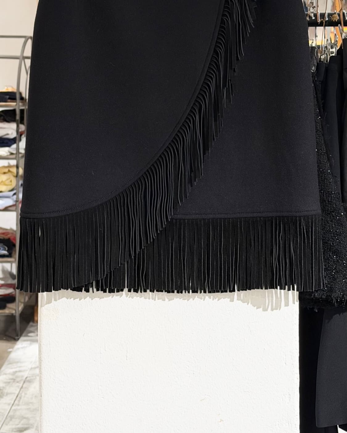 막스마라 블랙 울 스웨이드 프렌지 랩 미디 스커트  상품이미지3