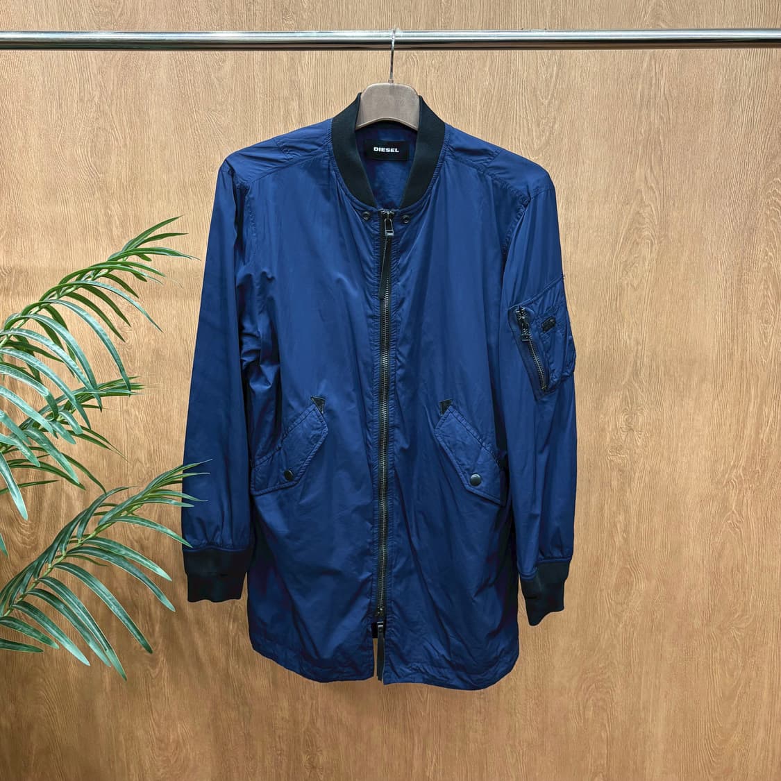 디젤 나일론 유틸리티 봄버 자켓 투웨이 지퍼 소매 포켓 디테일 네이비 상품이미지1