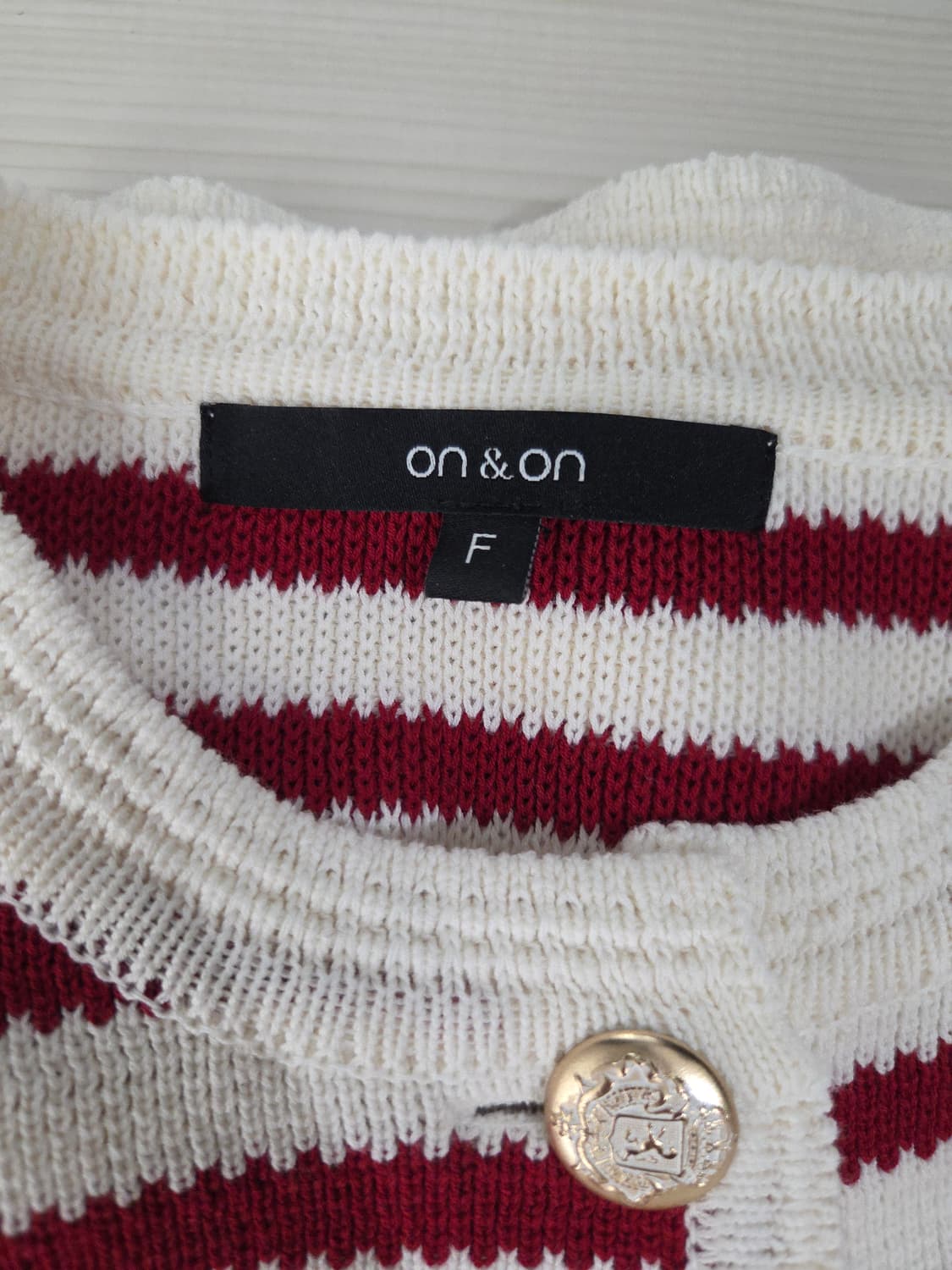 on&on 온앤온 골드 버튼 스트라이프 니트 가디건 상품이미지7