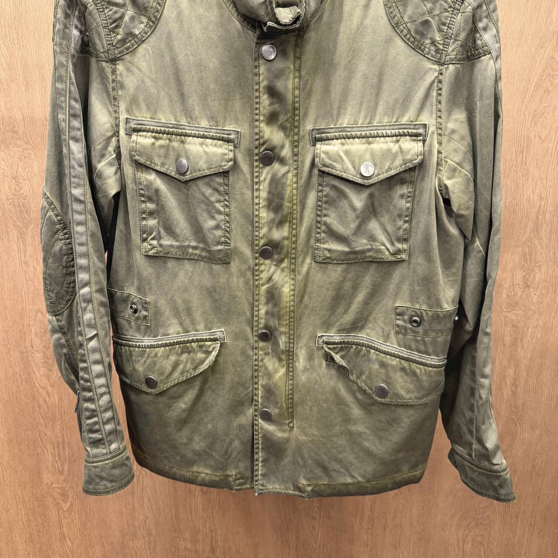 디젤 필드 자켓 밀리터리 패치 포켓 퀄팅 숄더 디테일 레귤러핏 카키 상품이미지5