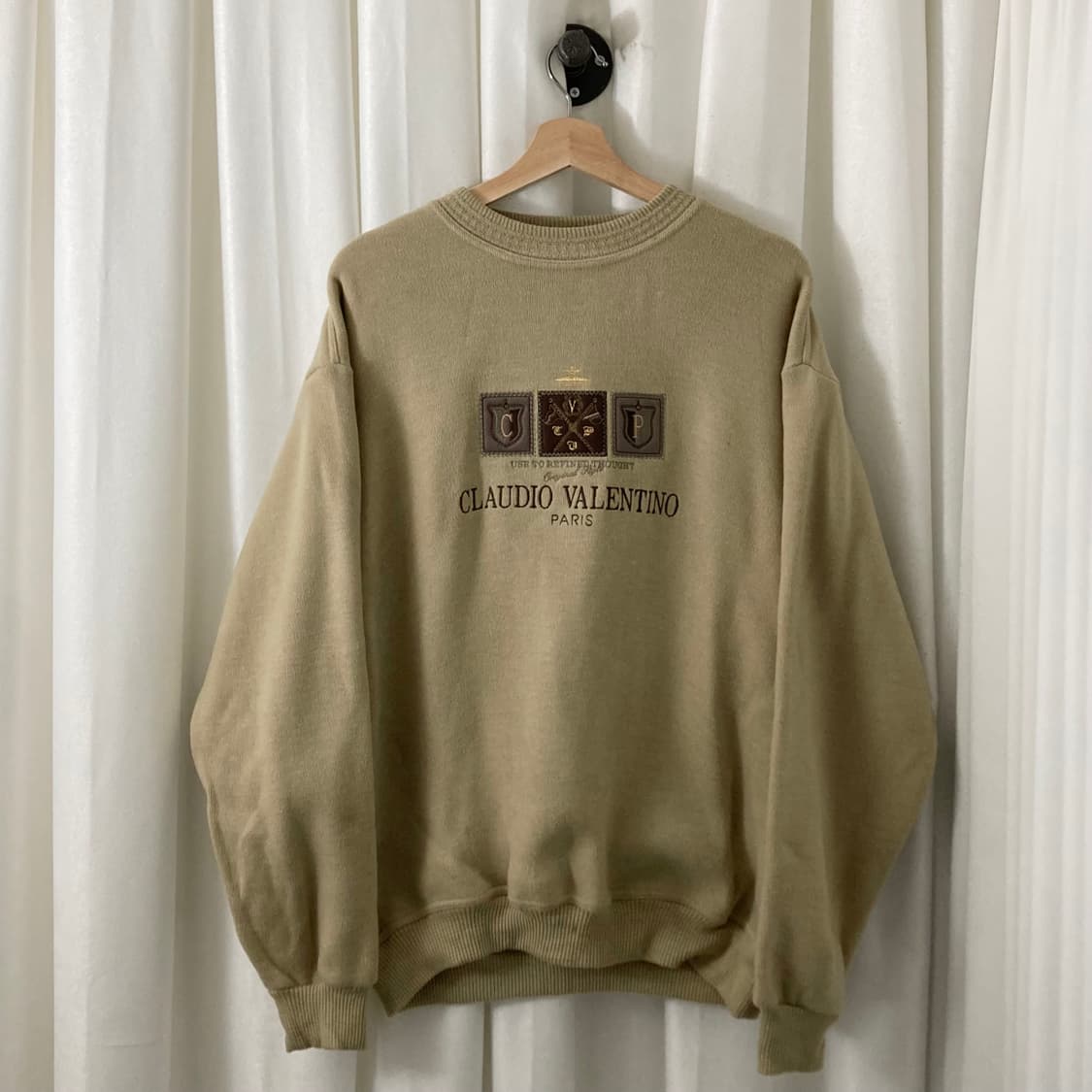 발렌티노 라이트브라운 로고 자수프린팅 맨투맨 상품이미지1