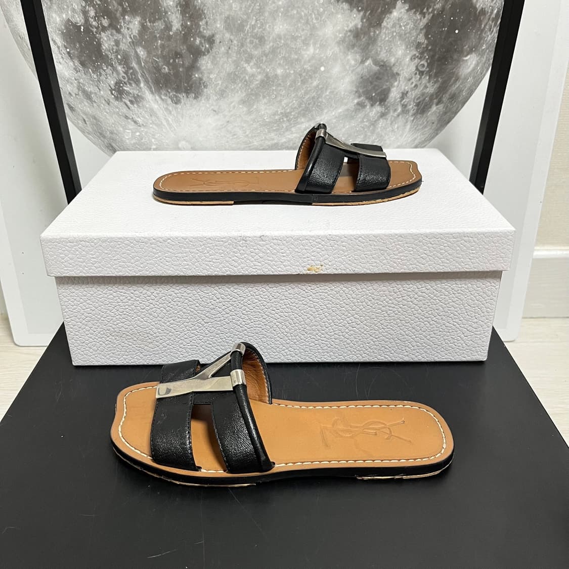 정품 34.5) 생로랑 블랙 Y 은장 로고 플랫 샌들 슬라이드 상품이미지2