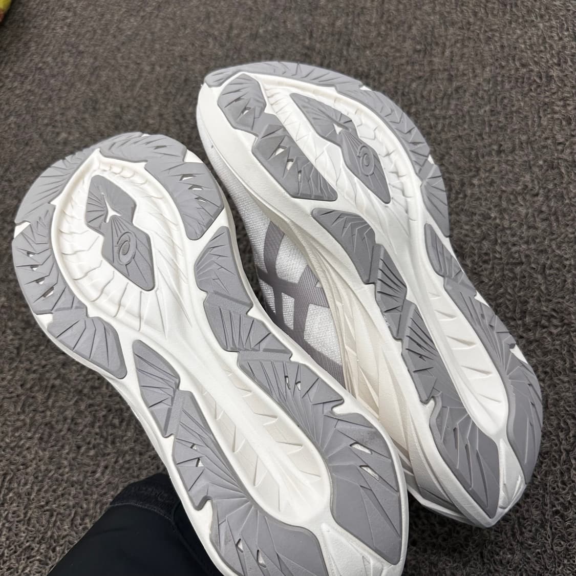 아식스 노바블라스트 4 LE 버치 문락 런닝화 운동화 270 상품이미지6