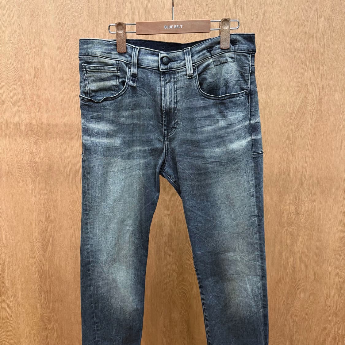 R13 알썰틴 스트레이트 워싱 데님 팬츠 백포켓 로고 디테일 흑청 상품이미지4