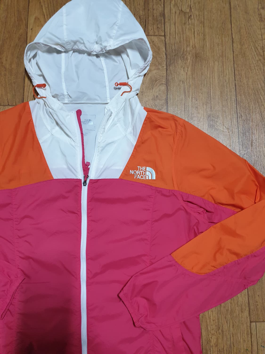 1088 노스페이스 아웃도어 바람막이 95 사이즈입니다 상품이미지3