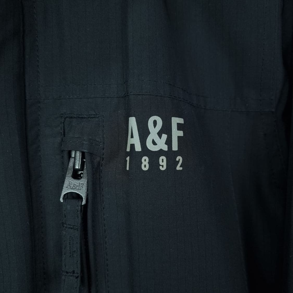 [아베크롬비] 로고 프린팅 바람막이 자켓 블랙 M16897 상품이미지6