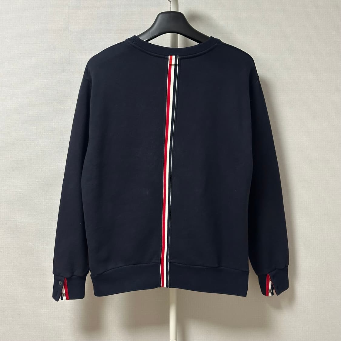 [4] 톰브라운 백삼선 맨투맨 네이비 상품이미지1