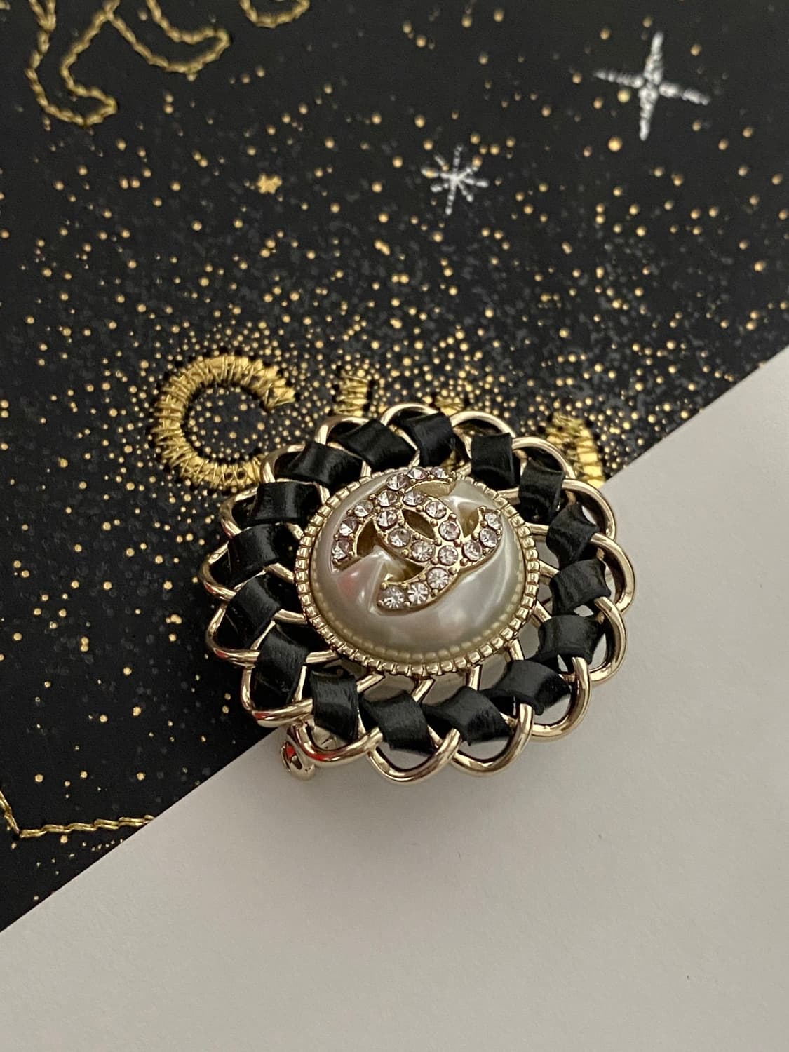 샤넬 정품 크리스탈 CC 체인 레더 업사이클링 브로치 상품이미지3