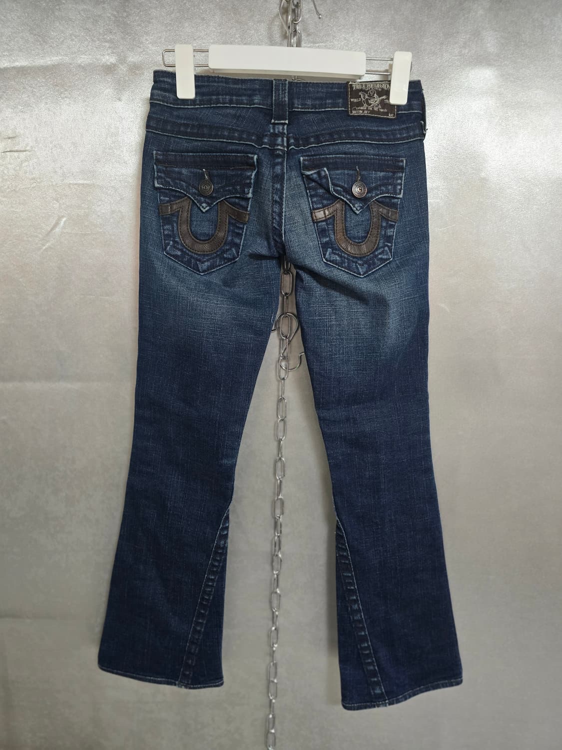 TrueReligion 트루릴리젼 워싱 세미 부츠컷 데님 팬츠 상품이미지3