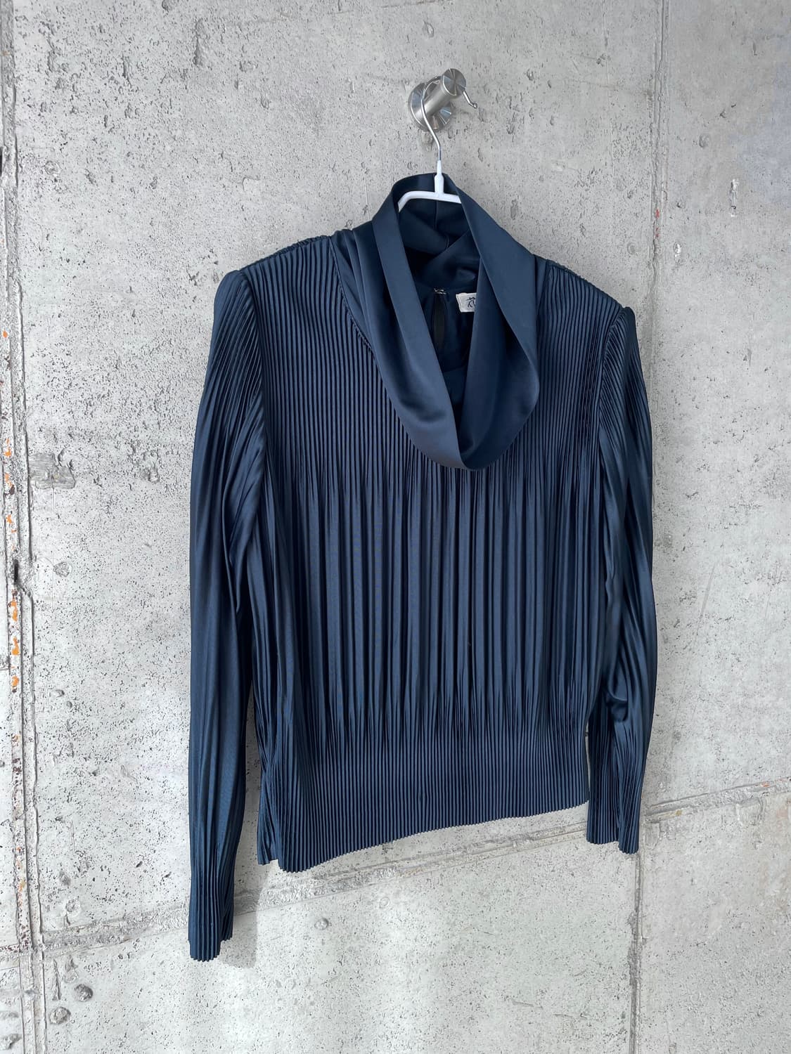 하이넥 플리츠 탑 네이비 상품이미지2