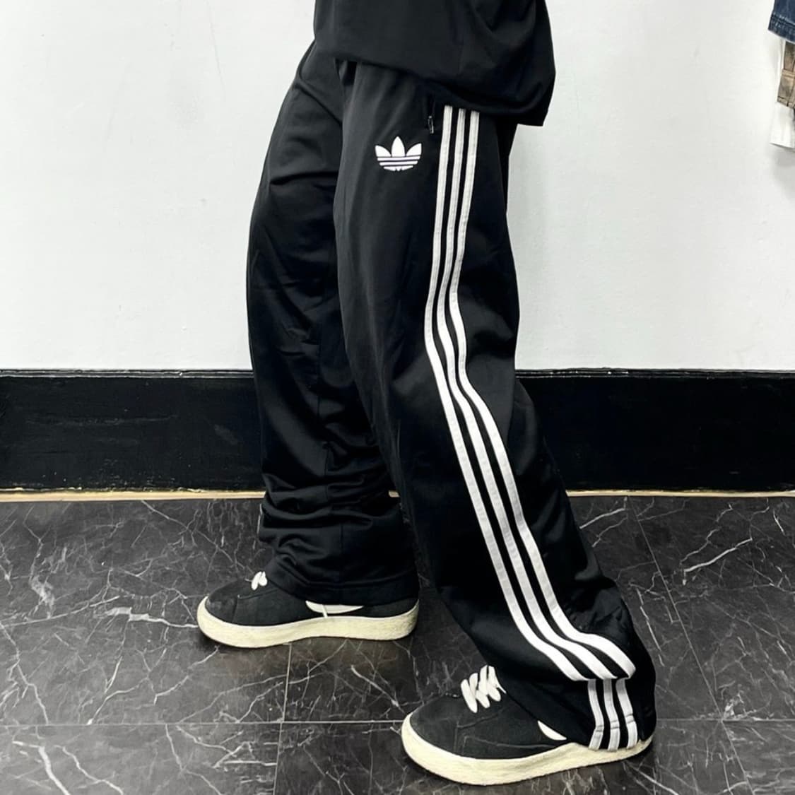 아디다스 블랙 삼선 파이어버드 오버와이드 트랙팬츠 상품이미지1