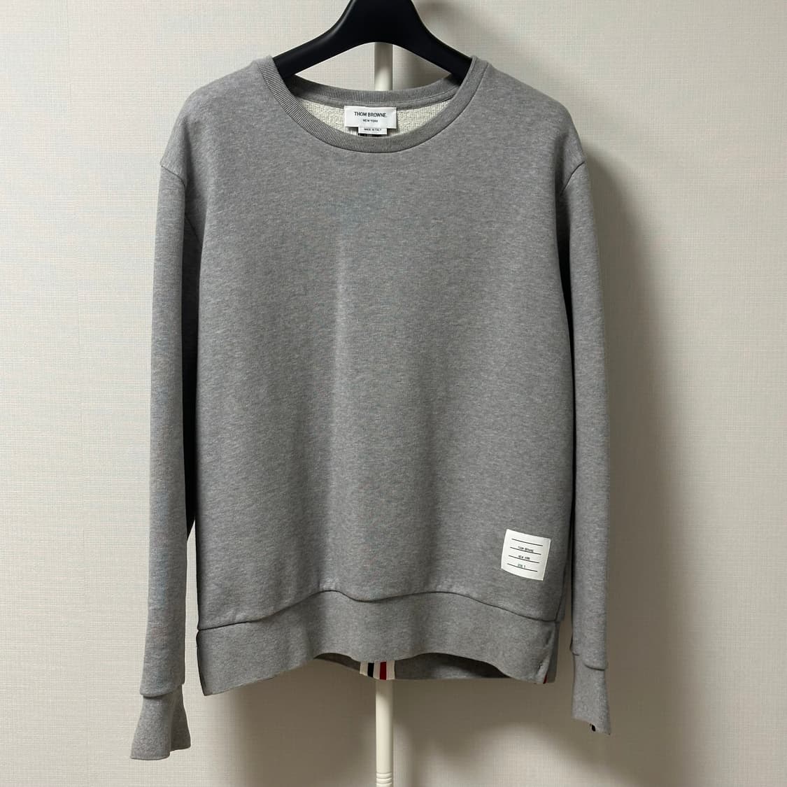 [5] 톰브라운 백삼선 맨투맨 그레이 상품이미지2