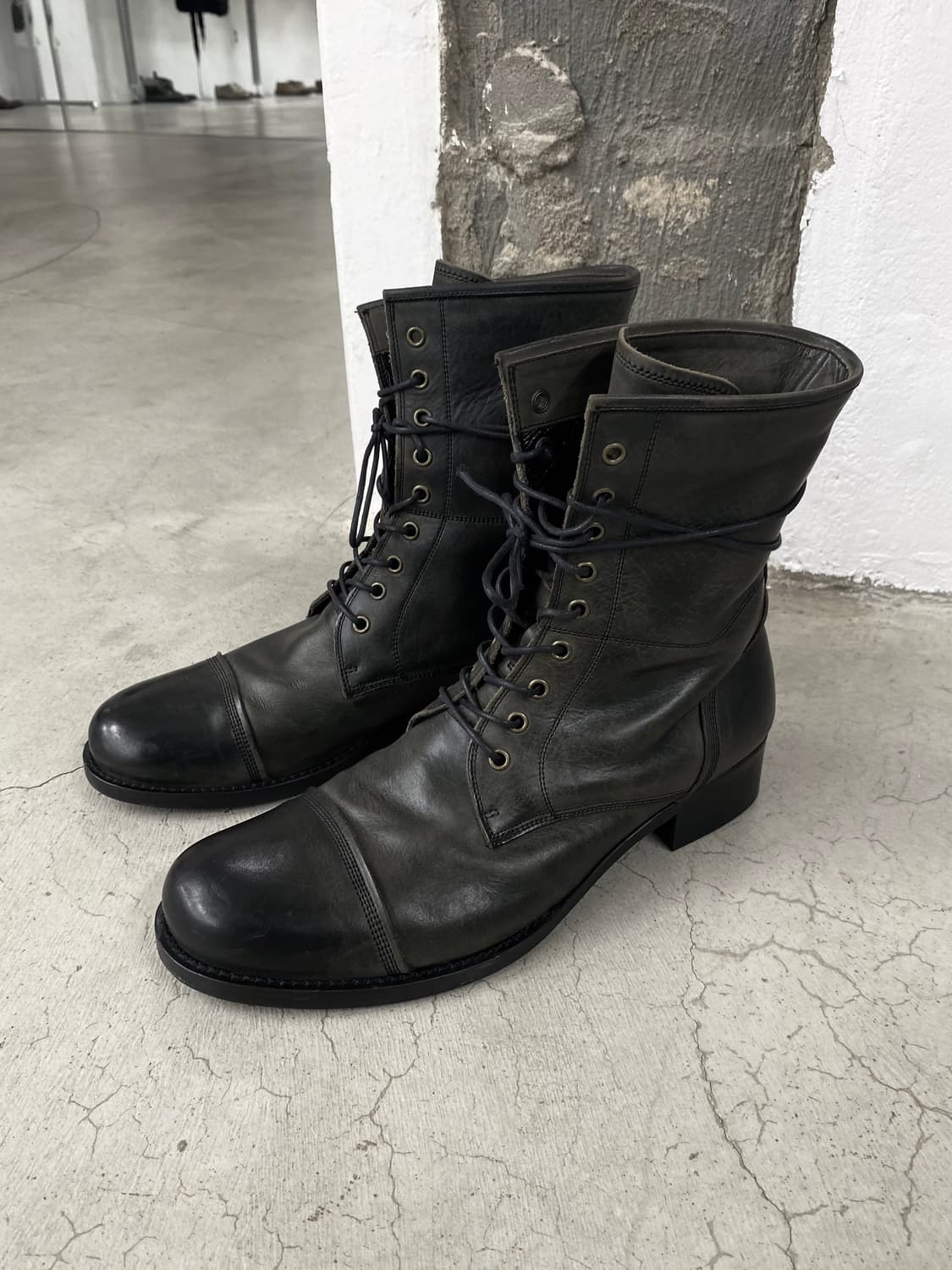 훕데두 블랙 레이스 업 레더 부츠 상품이미지1
