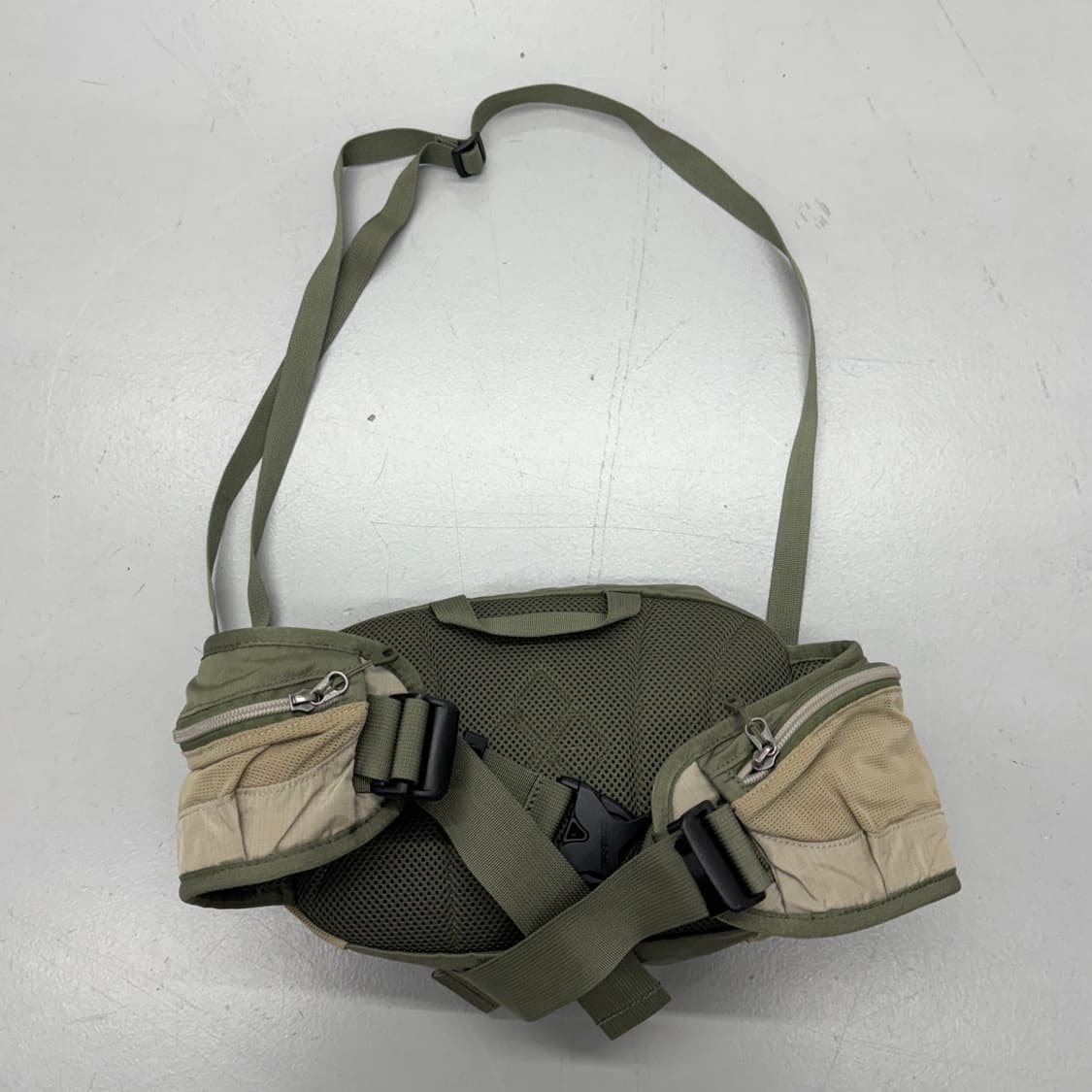 몽벨 고프코어 테크니컬 카키 크로스백  상품이미지3