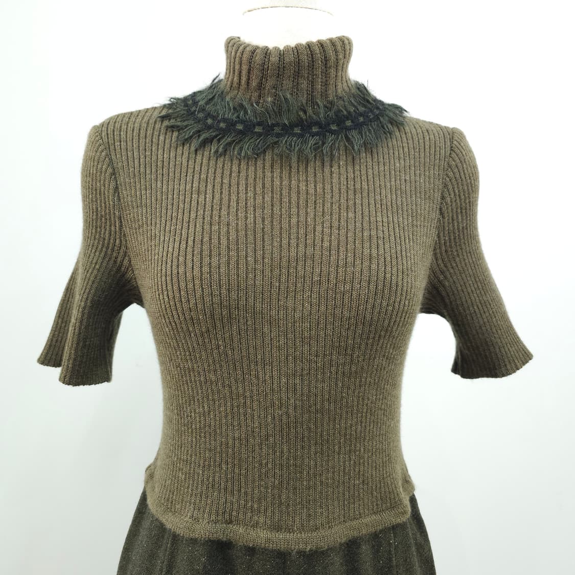 카키 울 실크혼방 골지니트 플레어 원피스 상품이미지4