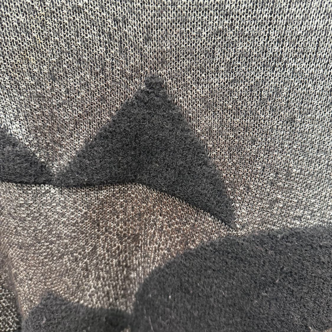 랑방 라운드넥 니트 블랙 헤어리 그래픽 짜임 디테일 레귤러핏 차콜 상품이미지6