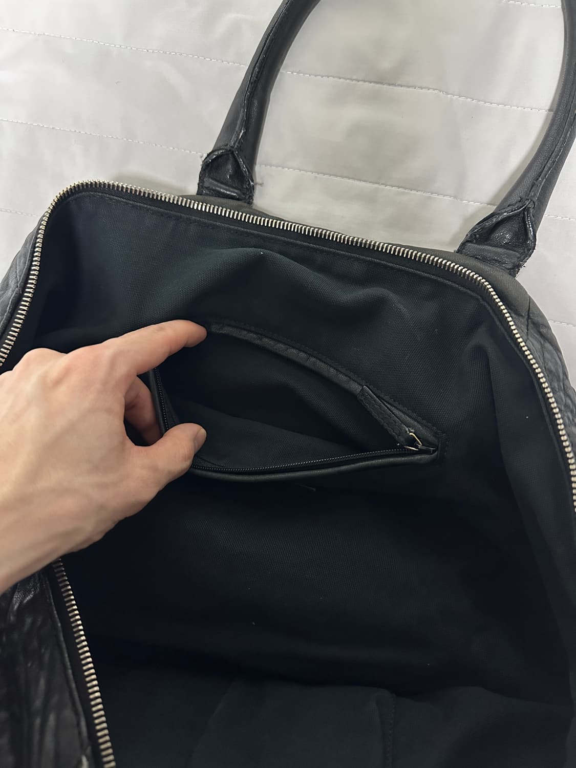 생로랑 이지백 라지 페블레더 블랙 고트스킨 상품이미지5