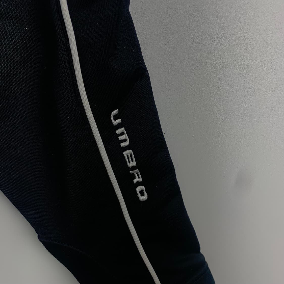 엄브로 자수로고 라인 블랙 져지 상품이미지4