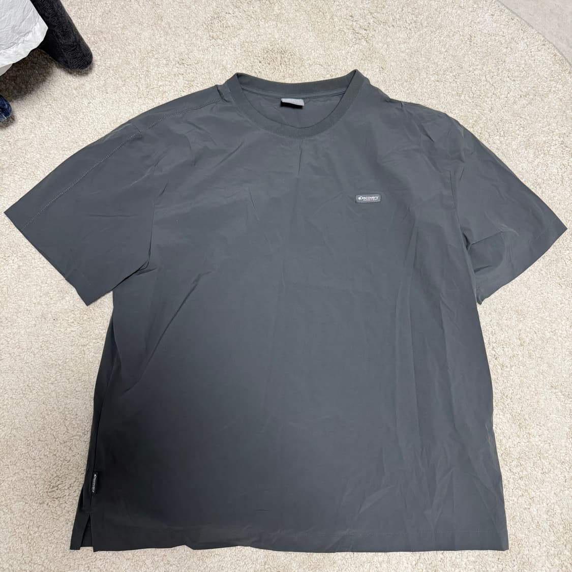 디스커버리 프레시벤트 우븐 에센셜 냉감 반팔티 105 차콜 상품이미지1