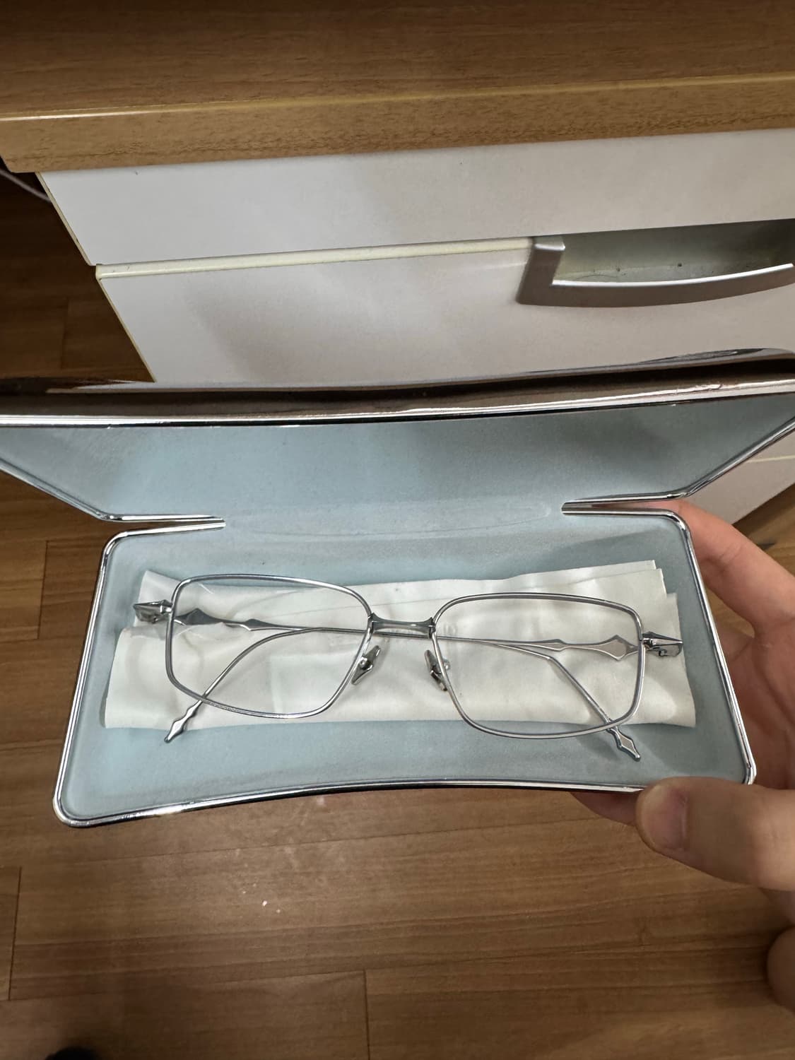젠틀몬스터 아토믹02 팝니다 상품이미지1