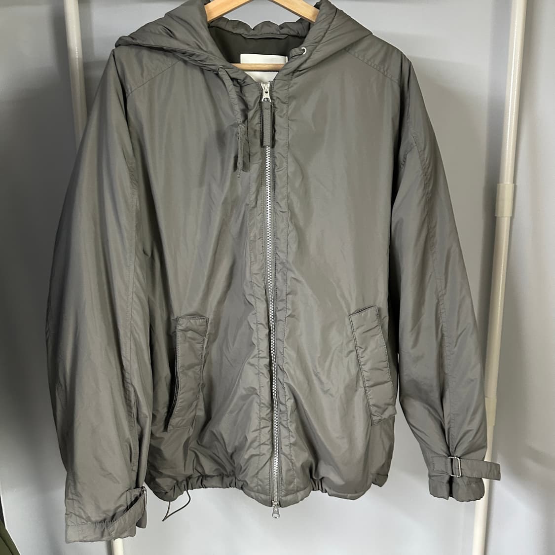 인사일런스 LIMONTA 케미라 후디드 점퍼 DIM GREY 상품이미지1