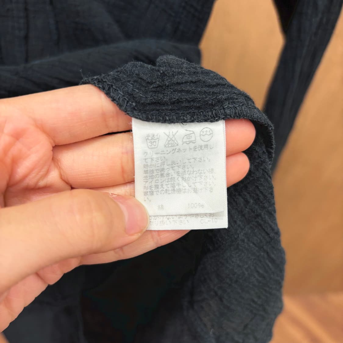 이세이미야케 플랜테이션 헨리넥 긴팔 티셔츠 하프 버튼업 슬릿 디테일 블랙 상품이미지8