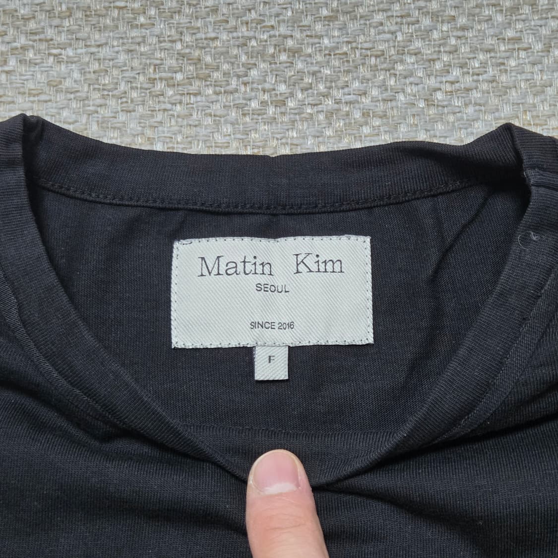 Martin Kim 마뗑킴 로고 라인 크롭 반팔 티셔츠 상품이미지3