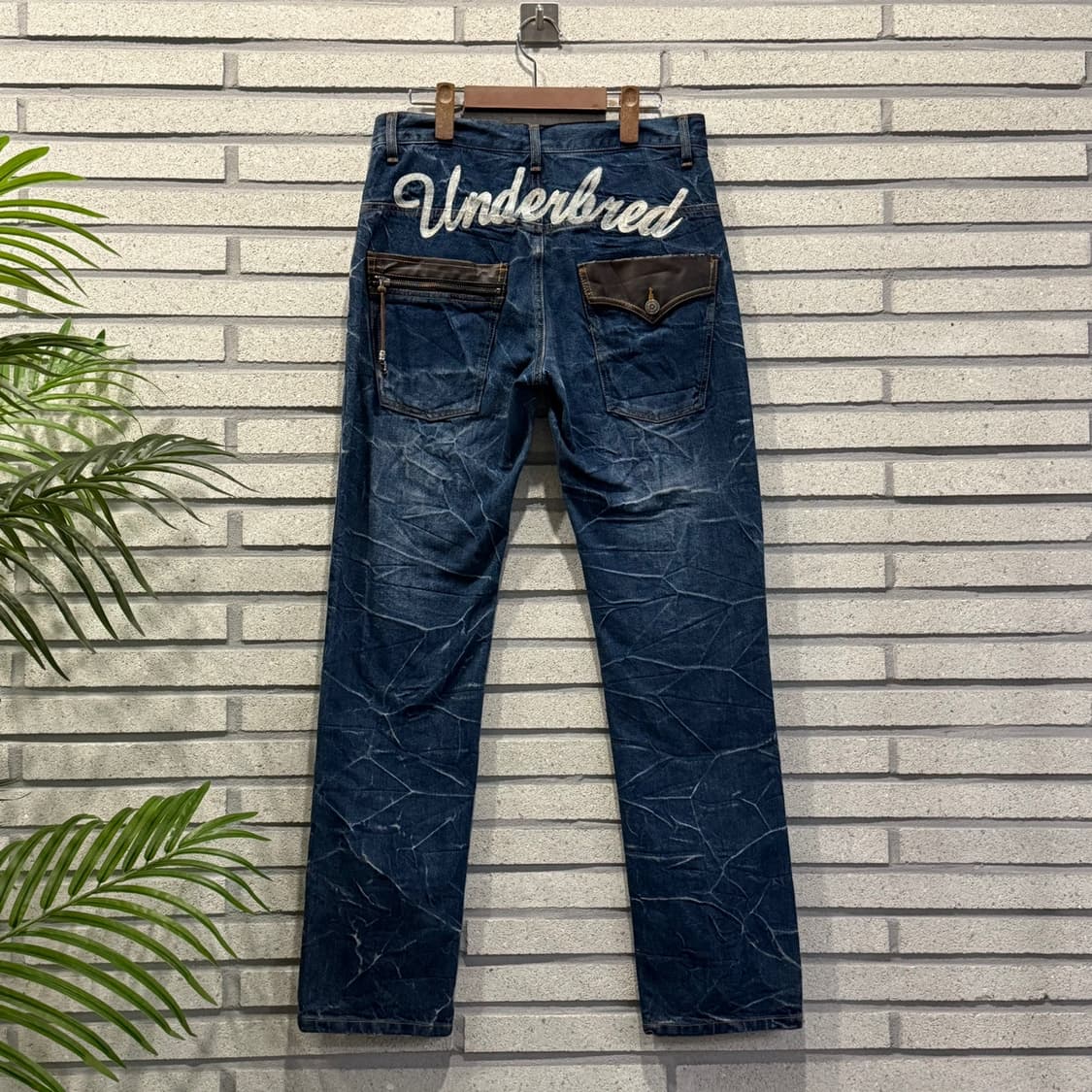 JPN VINTAGE 크랙워싱 데님팬츠 가죽 포켓 레터링 디테일 진청 상품이미지2