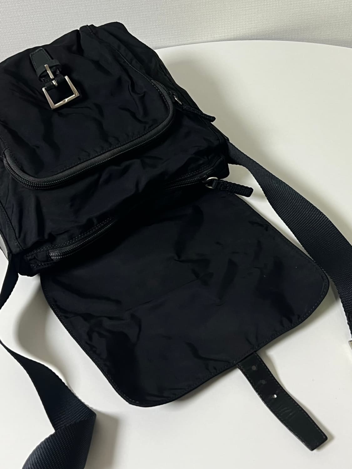 프라다 나일론 원버클 크로스백 상품이미지7