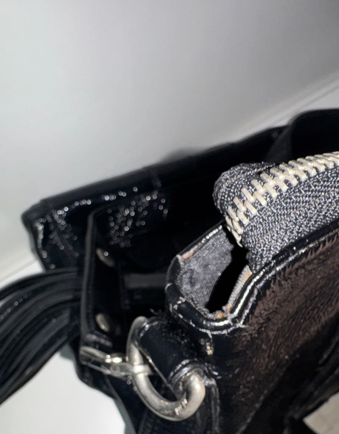 MCM 유광레더 숄더백 크로스백 블랙 상품이미지4