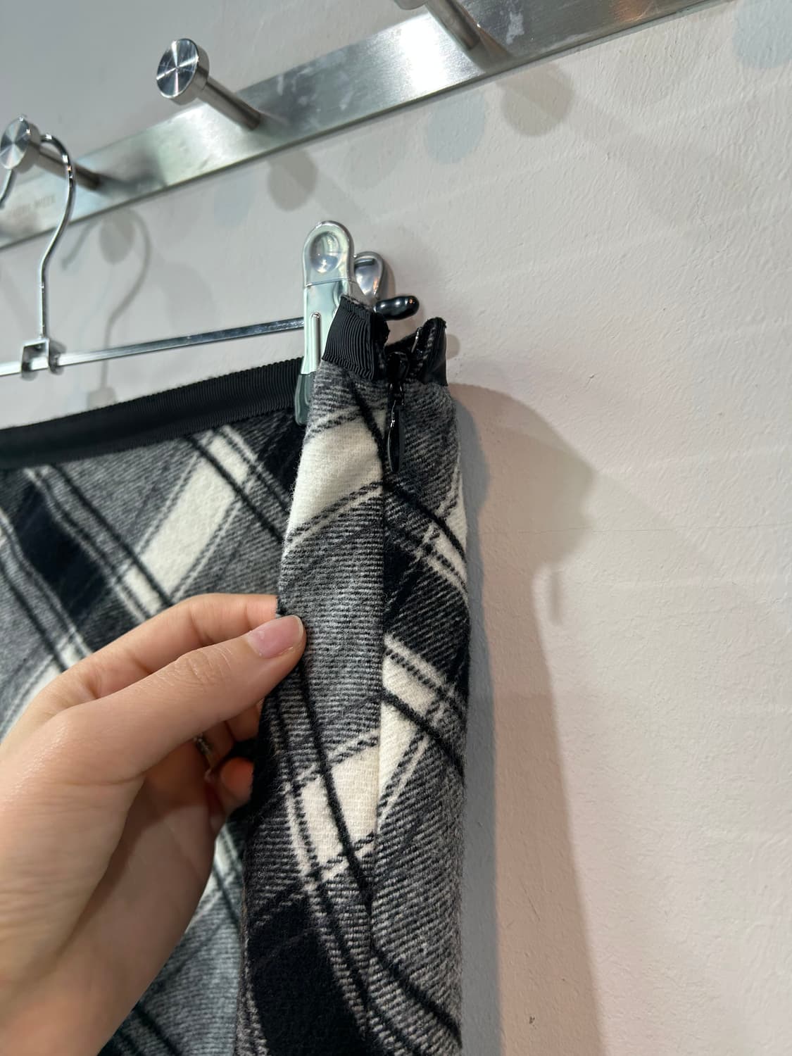 블랙 체크 울 미디 스커트 상품이미지5