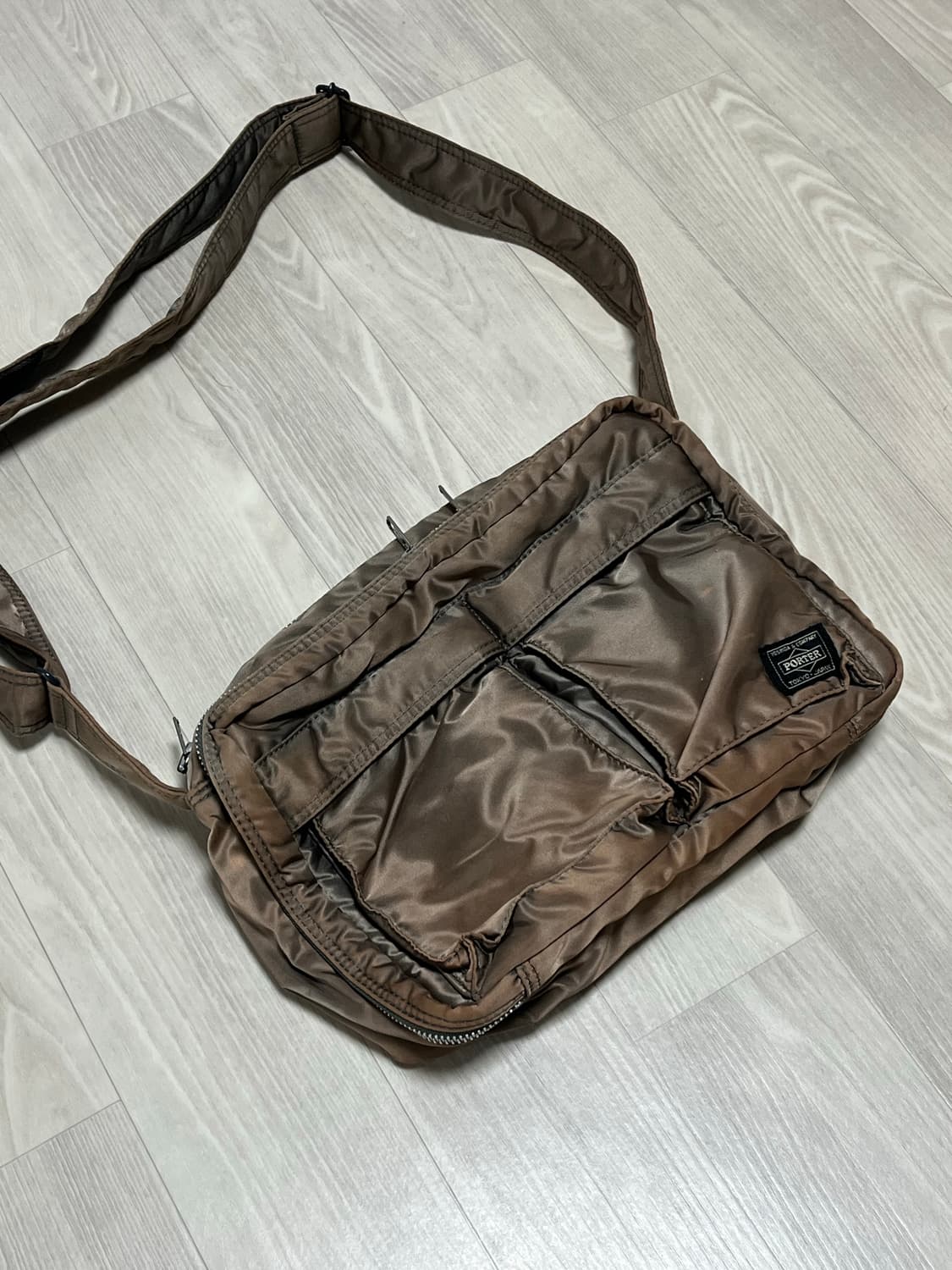 포터 탱커 숄더백 라지 실버 그레이 / 크로스백 상품이미지2