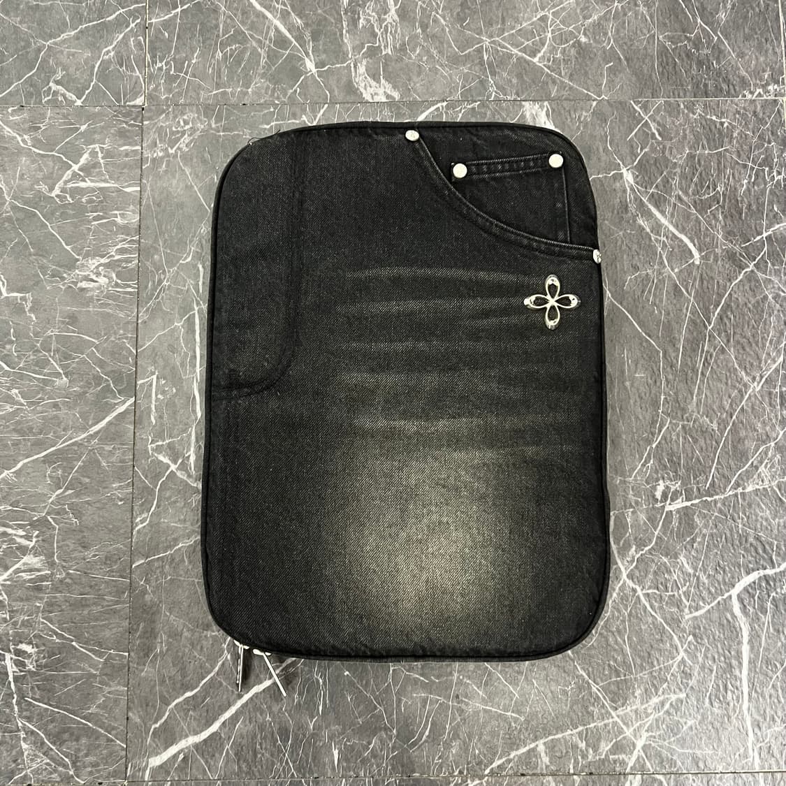써저리 데님 진 클로버 클러치 백 블랙 데님 상품이미지1